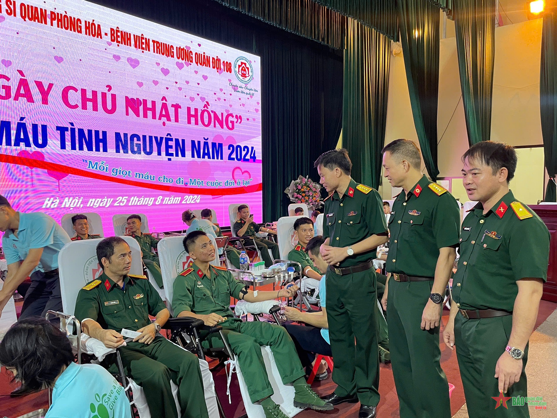 Rộn ràng ngày hội hiến máu tình nguyện ở Trường Sĩ quan Phòng hóa